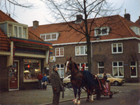 604840 Gezicht op de voorgevels van de huizen Lingestraat 28 (rechts)- lager te Utrecht, vanuit de Maasstraat, met ...